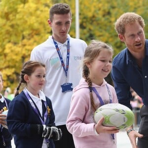 Le prince Harry à Nottingham le 26 octobre 2016 pour soutenir le programme Coach Core à la patinoire nationale de Londres. Il aurait ensuite sauté dans un avion à destination de Toronto pour retrouver sa petite amie supposée, l'actrice Meghan Markle.