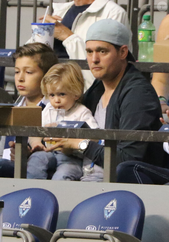 Exclusif - Michael Bublé est allé voir un match de football de l'équipe des Whitecaps avec son fils Noah à Vancouver. Le 26 août 2015 © CPA / Bestimage
