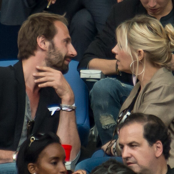 Flavie Flament et son compagnon Vladimir - People dans les gradins au concert de Paul McCartney dans le cadre de sa tournée "Out There" au Stade de France à Paris, le 11 juin 2015.