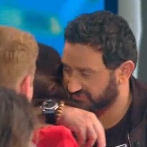 Cyril Hanouna enlace Karine Le Marchand, dans "TPMP", vendredi 4 novembre 2016, sur C8