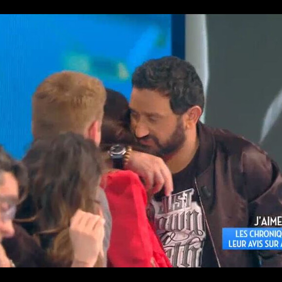Cyril Hanouna enlace Karine Le Marchand, dans "TPMP", vendredi 4 novembre 2016, sur C8