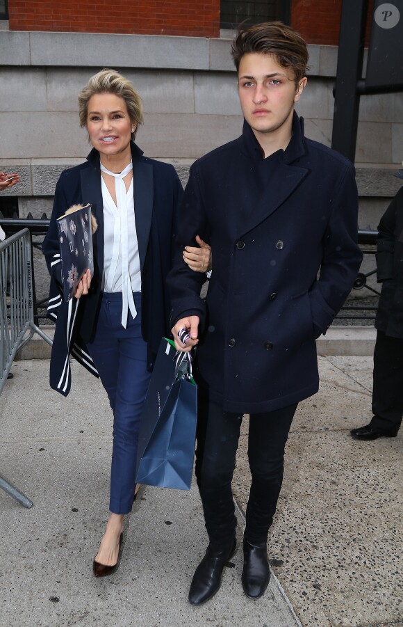 Yolanda Foster et son fils Anwar Hadid à la sortie du défilé Tommy Hilfiger pendant la fashion week de New York le 15 février 2016.