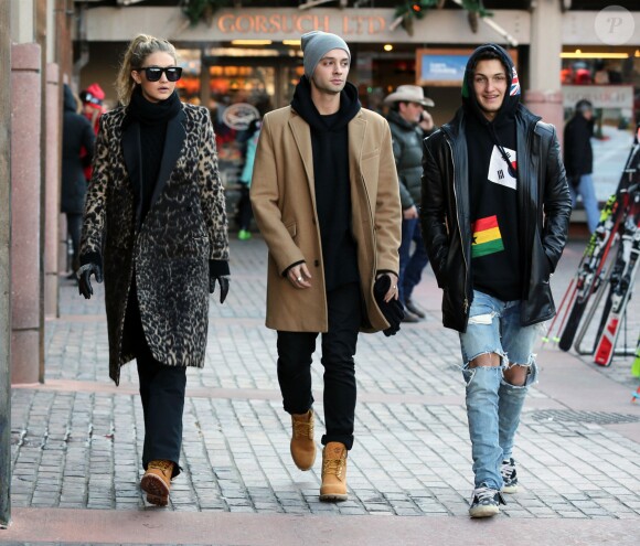 Exclusif - Gigi Hadid, son frère Anwar Hadid et un de leurs amis se promènent à Aspen, le 27 décembre 2015.