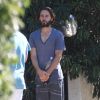 Exclusif - Jared Leto se tient debout devant son domicile en pyjama et pantoufles à Los Angeles le 18 août 2016. © CPA / Bestimage