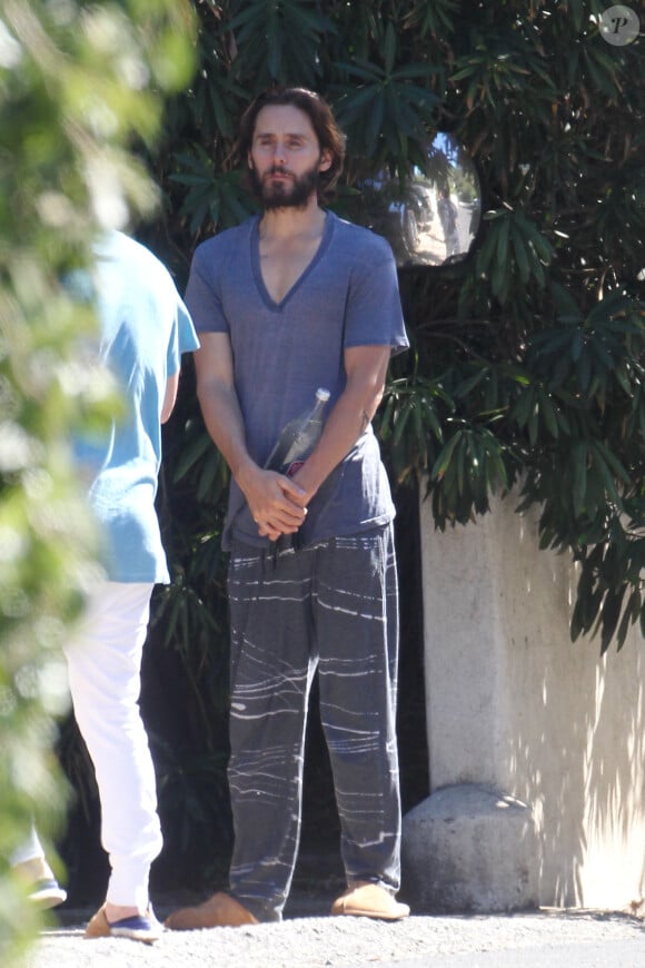 Exclusif - Jared Leto se tient debout devant son domicile en pyjama et pantoufles à Los Angeles le 18 août 2016. © CPA / Bestimage