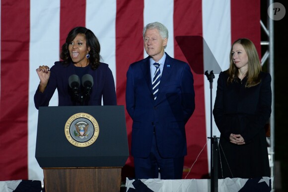 Michelle Obama prend la parole pour Hillary devant Bill et leur fille Chelsea à l'Independence Hall à Philadelphie, le 7 novembre 2016. 
