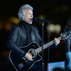 Jon Bon Jovi chante pour Hillary Clinton à l'Independence Hall à Philadelphie, le 7 novembre 2016.