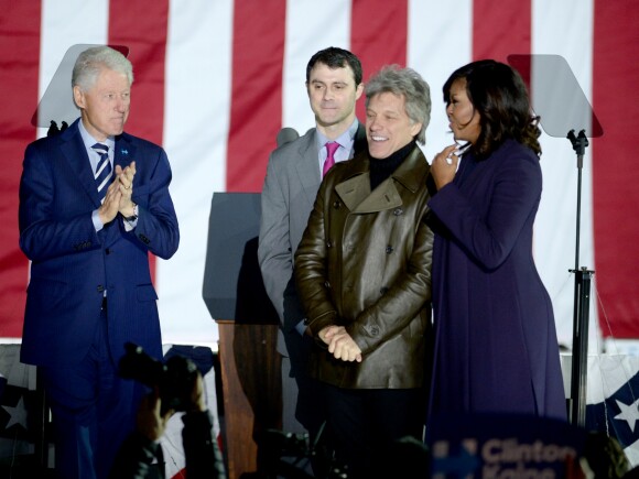 Bill Clinton, Jon Bon Jovi et Michelle Obama pour Hillary Clinton à l'Independence Hall à Philadelphie, le 7 novembre 2016.