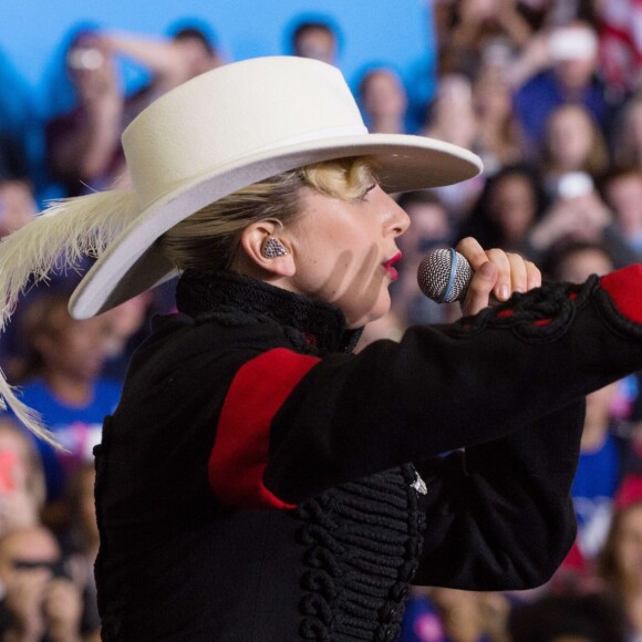 La chanteuse Lady Gaga soutient Hillary Clinton, la candidate du parti Démocrate lors de son dernier meeting de campagne à Raleigh, le 7 novembre 2016, à la veille des élections présidentielles américaines. © Randy Brawdy/The Photo Access via ZUMA Wire/Bestimage