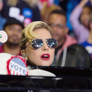 La chanteuse Lady Gaga soutient Hillary Clinton, la candidate du parti Démocrate lors de son dernier meeting de campagne à Raleigh, le 7 novembre 2016, à la veille des élections présidentielles américaines. © Randy Brawdy/The Photo Access via ZUMA Wire/Bestimage