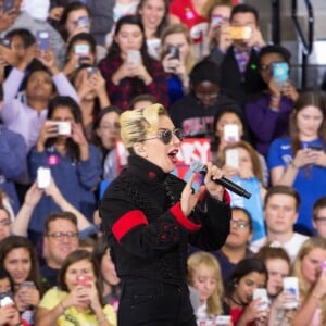 La chanteuse Lady Gaga soutient Hillary Clinton, la candidate du parti Démocrate lors de son dernier meeting de campagne à Raleigh, le 7 novembre 2016, à la veille des élections présidentielles américaines. © Randy Brawdy/The Photo Access via ZUMA Wire/Bestimage