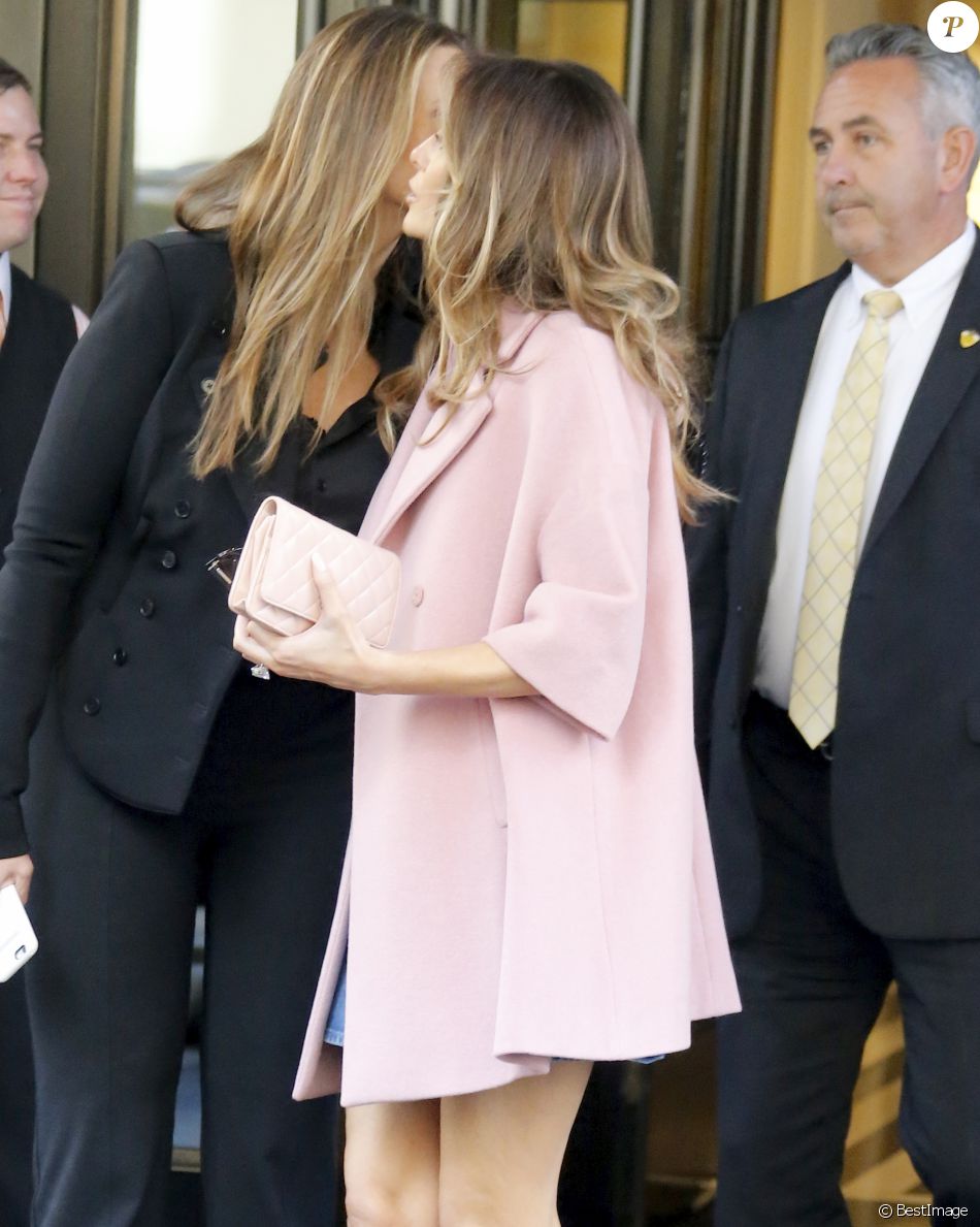 Exclusif - Melania Trump, la femme de Donald Trump, sortant avec une amie du Mark Hotel à New York, le 11 octobre 2016.