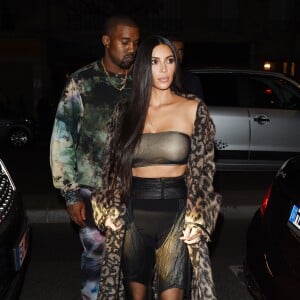 Kim Kardashian et Kanye West à la sortie du défilé "Off White" lors de la Fashion Week de Paris, le 29 septembre 2016.