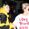 Lady Gaga porte un t-shirt 'Love Trumps Hate' à la sortie d'un immeuble à New York, le 9 novembre 2016.