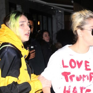 Lady Gaga porte un t-shirt 'Love Trumps Hate' à la sortie d'un immeuble à New York, le 9 novembre 2016.