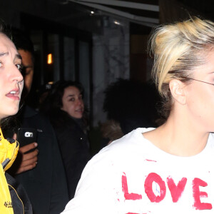 Lady Gaga porte un t-shirt 'Love Trumps Hate' à la sortie d'un immeuble à New York, le 9 novembre 2016.