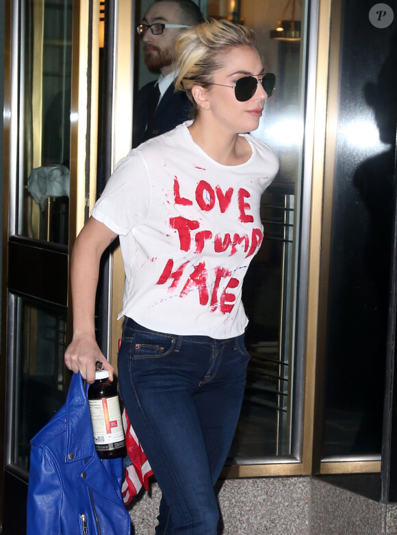 Lady Gaga porte un t-shirt 'Love Trumps Hate' à la sortie d'un immeuble à New York, le 9 novembre 2016.