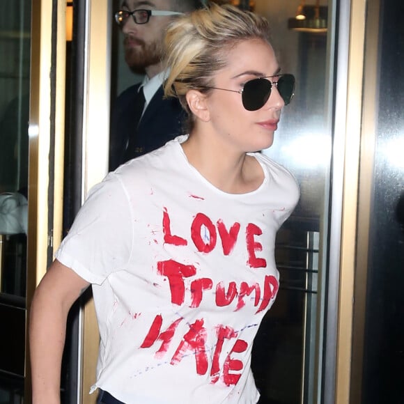 Lady Gaga porte un t-shirt 'Love Trumps Hate' à la sortie d'un immeuble à New York, le 9 novembre 2016.