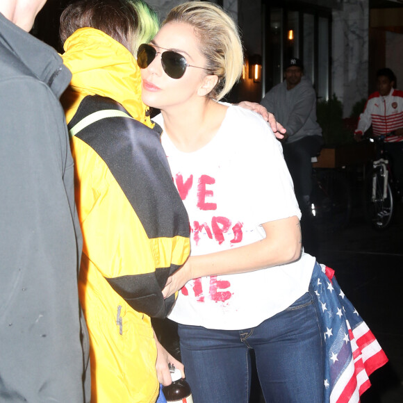 Lady Gaga porte un t-shirt 'Love Trumps Hate' à la sortie d'un immeuble à New York, le 9 novembre 2016.