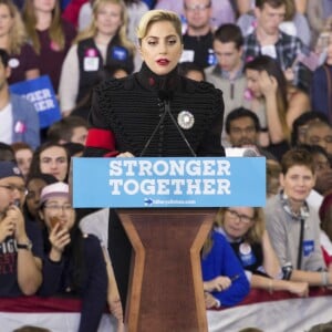 Lady Gaga participe au dernier meeting de Hillary Clinton, candidate démocrate aux élections présidentielles américaines, à Raleigh. Le 8 novembre 2016.