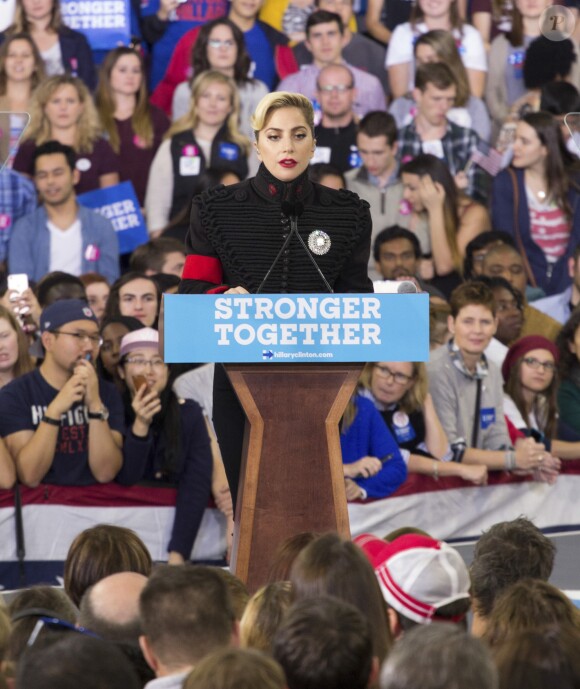 Lady Gaga participe au dernier meeting de Hillary Clinton, candidate démocrate aux élections présidentielles américaines, à Raleigh. Le 8 novembre 2016.