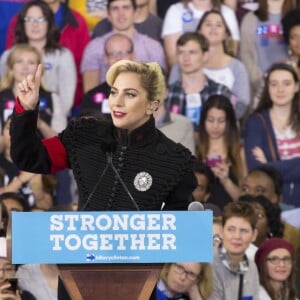 Lady Gaga participe au dernier meeting de Hillary Clinton, candidate démocrate aux élections présidentielles américaines, à Raleigh. Le 8 novembre 2016.