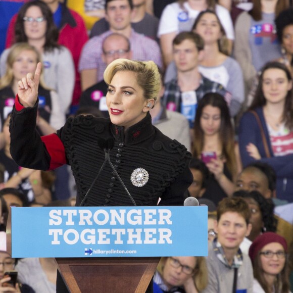 Lady Gaga participe au dernier meeting de Hillary Clinton, candidate démocrate aux élections présidentielles américaines, à Raleigh. Le 8 novembre 2016.