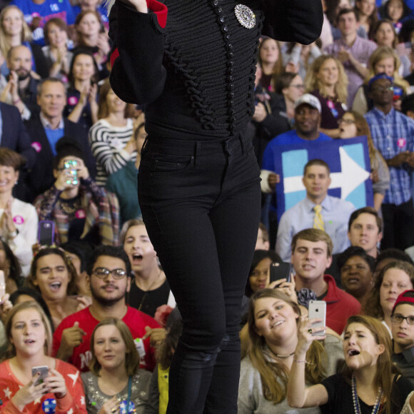 Lady Gaga participe au dernier meeting de Hillary Clinton, candidate démocrate aux élections présidentielles américaines, à Raleigh. Le 8 novembre 2016.