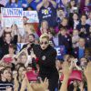 Lady Gaga participe au dernier meeting de Hillary Clinton, candidate démocrate aux élections présidentielles américaines, à Raleigh. Le 8 novembre 2016.