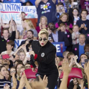 Lady Gaga participe au dernier meeting de Hillary Clinton, candidate démocrate aux élections présidentielles américaines, à Raleigh. Le 8 novembre 2016.