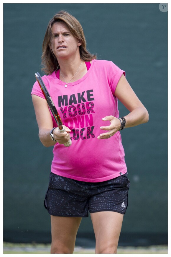 Andy Murray et son entraîneuse Amélie Mauresmo, enceinte, lors de l'entraînement au tournoi de tennis de Wimbledon à Londres le 7 juillet 2015.