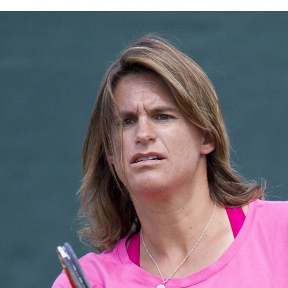 Andy Murray et son entraîneuse Amélie Mauresmo, enceinte, lors de l'entraînement au tournoi de tennis de Wimbledon à Londres le 7 juillet 2015.