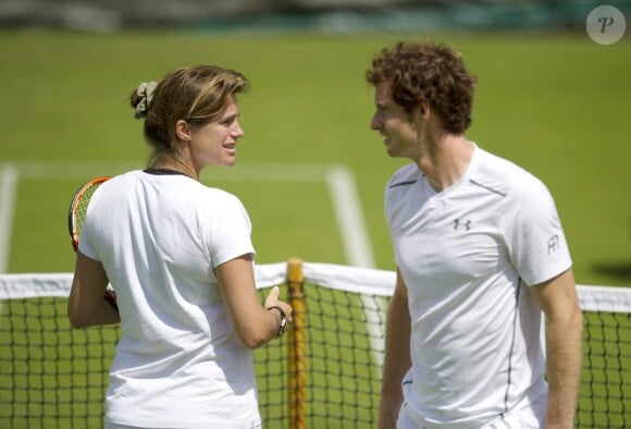 Andy Murray et son entraîneuse Amélie Mauresmo, enceinte, lors de l'entraînement au tournoi de tennis de Wimbledon à Londres, le 24 juin 2015.
