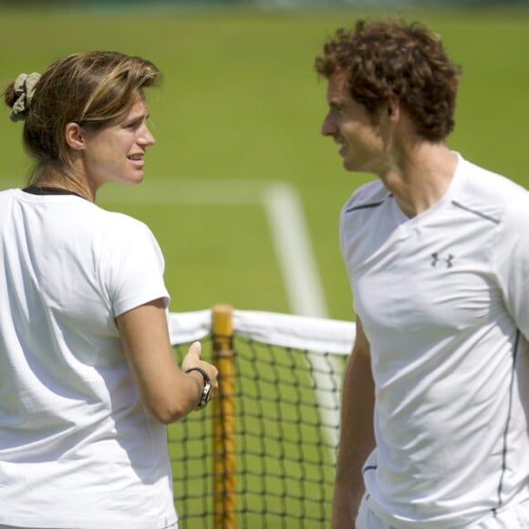 Andy Murray et son entraîneuse Amélie Mauresmo, enceinte, lors de l'entraînement au tournoi de tennis de Wimbledon à Londres, le 24 juin 2015.