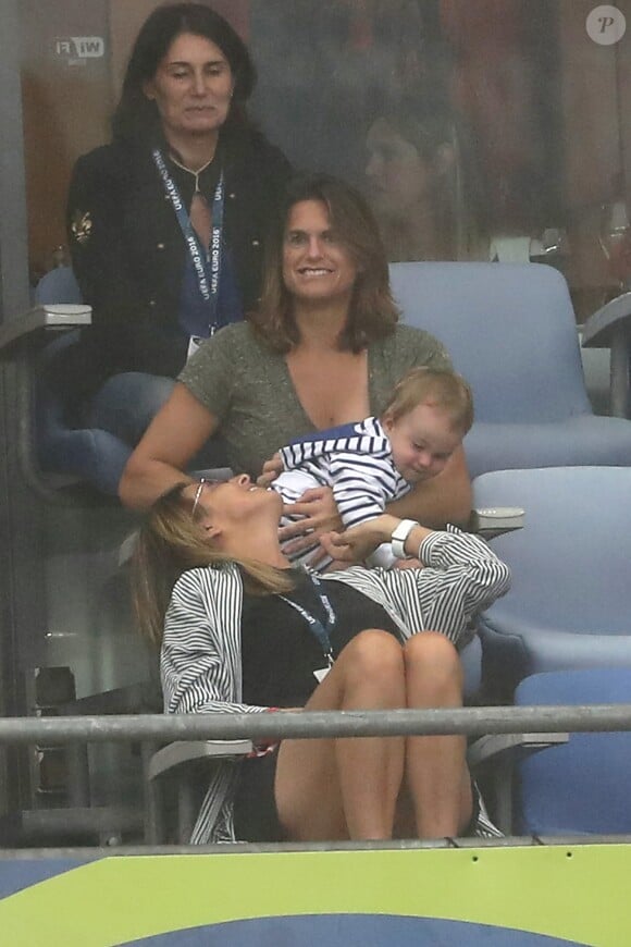 Amélie Mauresmo et son fils Aaron lors du match du quart de finale de l'UEFA Euro 2016 France-Islande au Stade de France à Saint-Denis, France le 3 juillet 2016. © Cyril Moreau/Bestimage