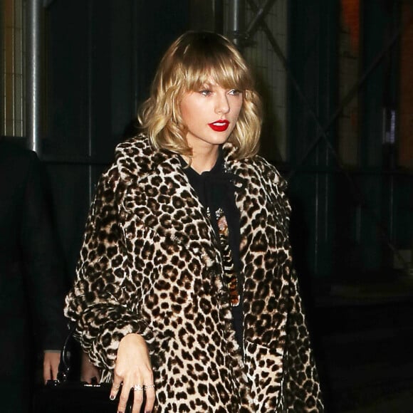 Taylor Swift porte un manteau imprimé léopard dans le quartier de Lower Manhattan à New York City, New York, Etazts-Unis, le 7 novembre 2016.