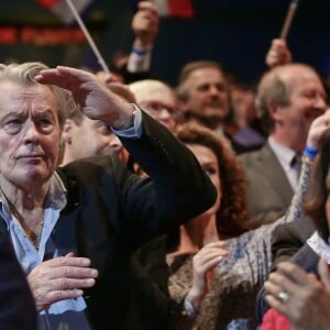 L'acteur français Alain Delon assiste au meeting d'Alain Juppé, maire de Bordeaux et candidat à la primaire de la droite et du centre (Les Républicains LR), au Zénith, à Paris, France, le 14 novembre 2016. © Stéphane Lemouton/Bestimage