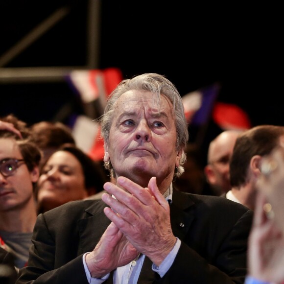 L'acteur français Alain Delon assiste au meeting d'Alain Juppé, maire de Bordeaux et candidat à la primaire de la droite et du centre (Les Républicains LR), au Zénith, à Paris, France, le 14 novembre 2016. © Stéphane Lemouton/Bestimage