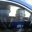 Jennifer Garner prend le petit déjeuner pendant que Ben Affleck l'attend dans la voiture avec leur fils Samuel à Brentwood le 14 novembre 2016.