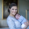 Le prince Oscar de Suède dans les bras de la princesse Victoria peu après sa naissance le 2 mars 2016, photographiés par Kate Gabor. © Kate Gabor / Kungahuset (Cour royale de Suède)