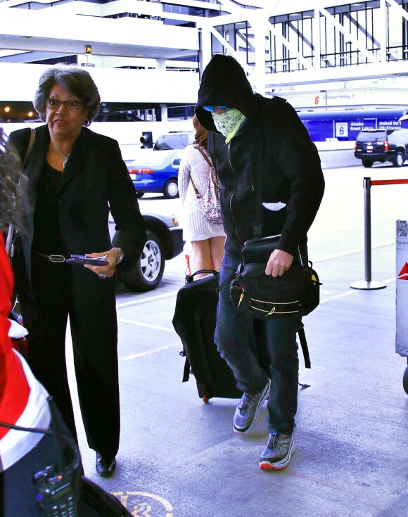 Exclusif - Val Kilmer, visage caché par un bandana et capuche sur la tête, arrive à l'aéroport LAX de Los Angeles. Le 11 août 2015 © CPA / Bestimage