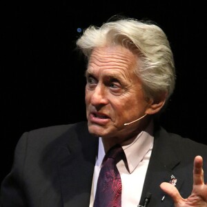 Michael Douglas partage sa passion pour la comédie, la production et l'écriture dans une interview sur scène "An Evening with Michael Douglas" avec Jonathan Ross, au théâtre Drury Lane de Londres, Royaume Uni, le dimanche 30 Octobre 2016.