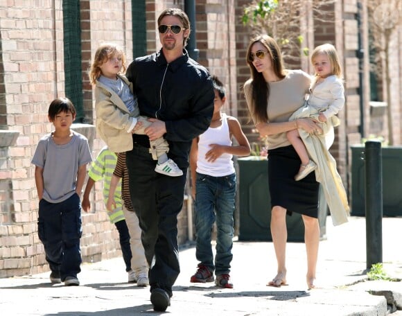 Brad Pitt, Angelina Jolie et leur six enfants à la Nouvelle-Orléans le 20 mars 2011.