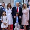 Donald Trump en famille (de gauche à droite, sa fille Tiffany Trump, son fils Donald Trump Jr., sa petite-fille Kai Trump, son épouse Melania Trump, son petit-fils Donald Trump, sa fille Ivanka Trump et son fils Eric Trump) à New York, le 21 avril 2016.