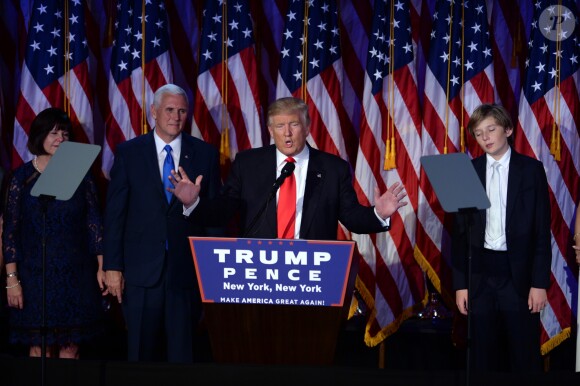 Donald Trump avec son fils Barron et son futur vice président Mike Pence à New York, le 9 novembre 2016.