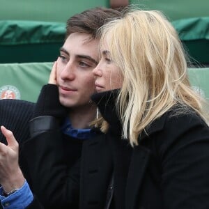 Emmanuelle Béart et son fils Johan Moreau - People dans les tribunes des internationaux de France de Roland Garros à Paris le 3 juin 2016.