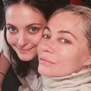 Emmanuelle Béart posant avec sa fille Nelly pour son 24e anniversaire, le 19 novembre 2016