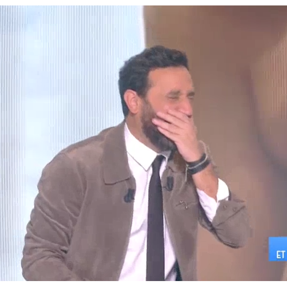 Fou rire sur le plateau de "Touche pas à mon poste" sur C8 à cause de Jean-Michel Maire. Le 21 novembre 2016.