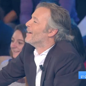 Fou rire sur le plateau de "Touche pas à mon poste" sur C8 à cause de Jean-Michel Maire. Le 21 novembre 2016.