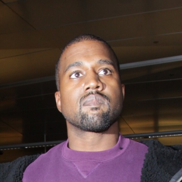 Kanye West arrive à l'aéroport de Los Angeles (LAX), le 11 novembre 2016.